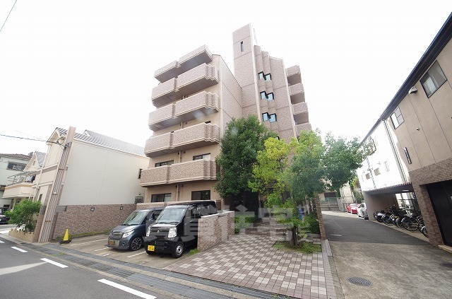 東大阪市吉田本町のマンションの建物外観