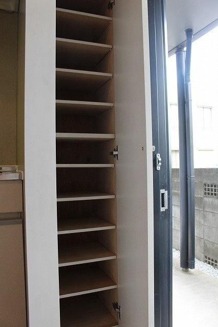 その他　調整可能な仕切り板でブーツの収納もOKです♪