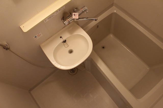 洗面設備　浴室に洗面ボウル付きです♪