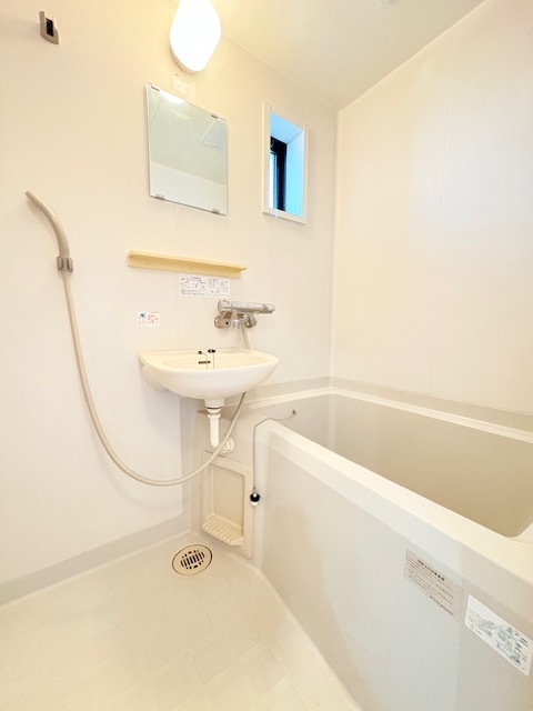 バス・シャワールーム　窓もあり、換気も十分です