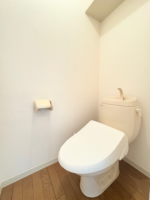 トイレ　上部にはストック品の収納に嬉しい収納棚付き！