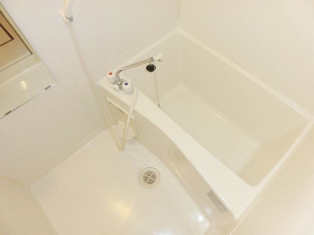 バス・シャワールーム　清潔感のあるバスルームです。