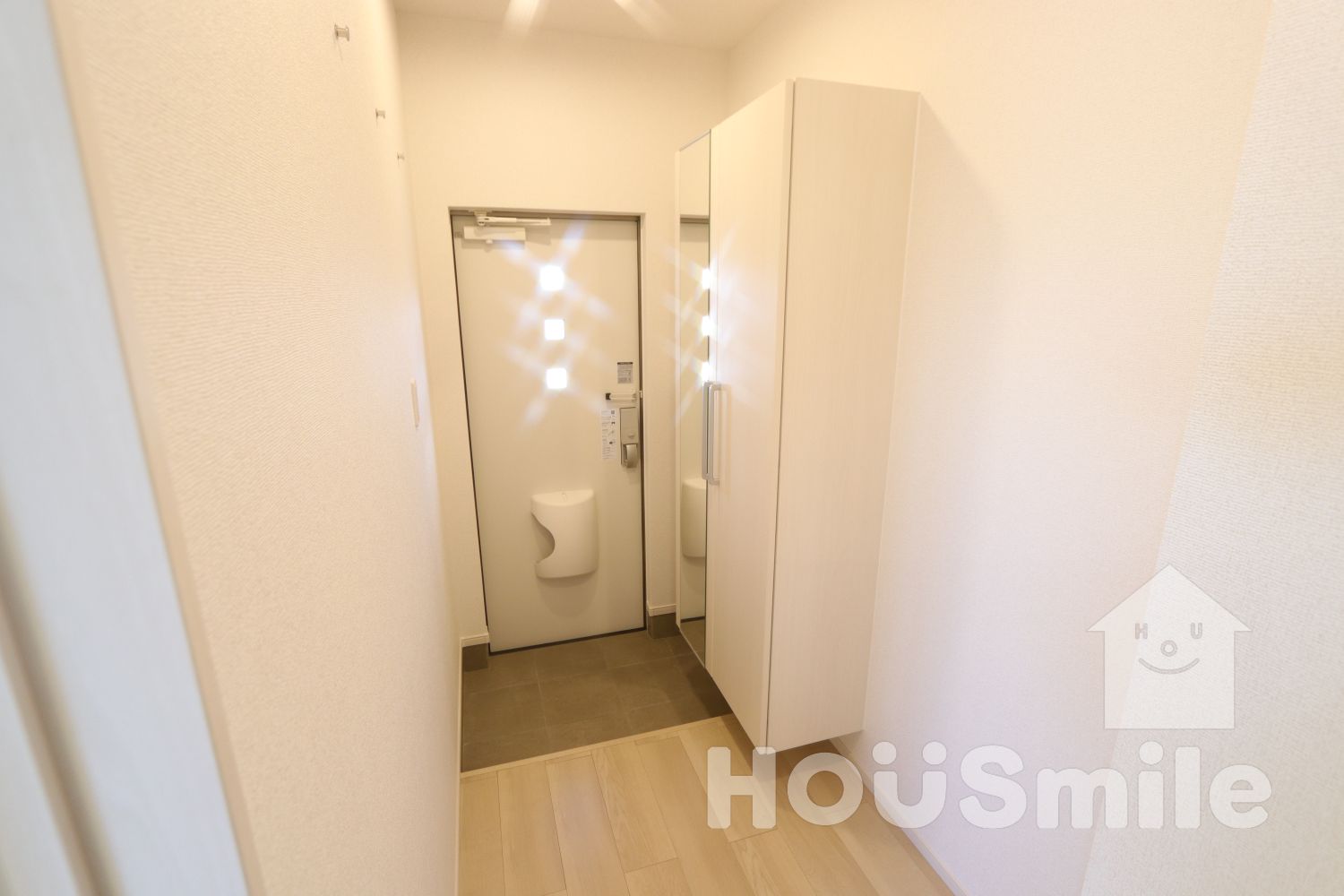 玄関　※現在建築中・同タイプの写真を使用