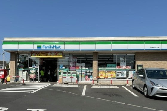 コンビニ　ファミリーマート（コンビニ）まで450m