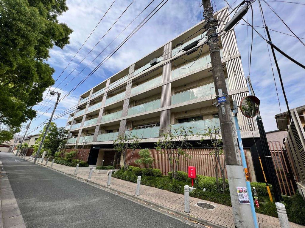 3LDK Mansion in Suginami, Tokyo - Image 1