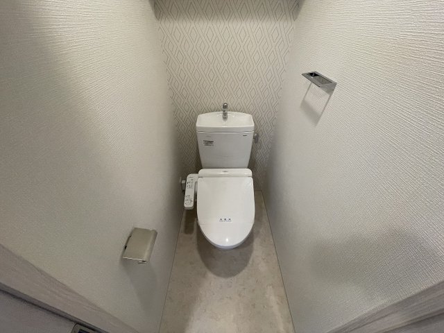 トイレ　落ち着いた色調のトイレです