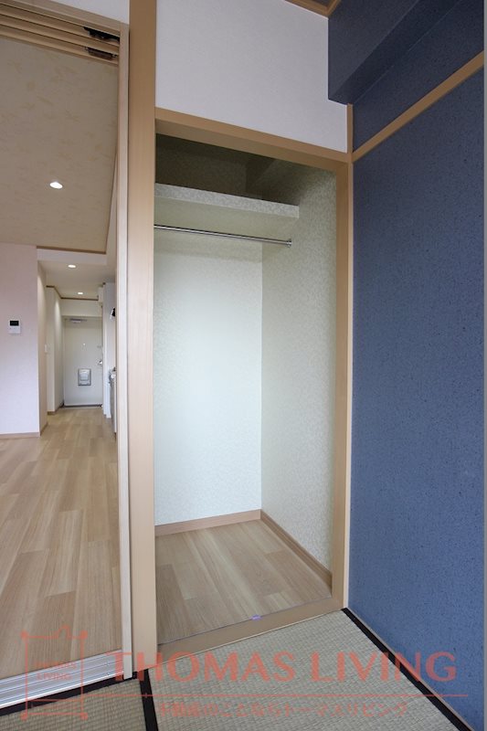 収納　ハンガーパイプ付きです。