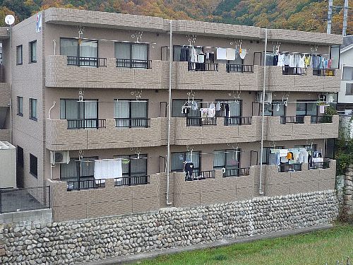 広島市安佐北区深川のマンションの建物外観