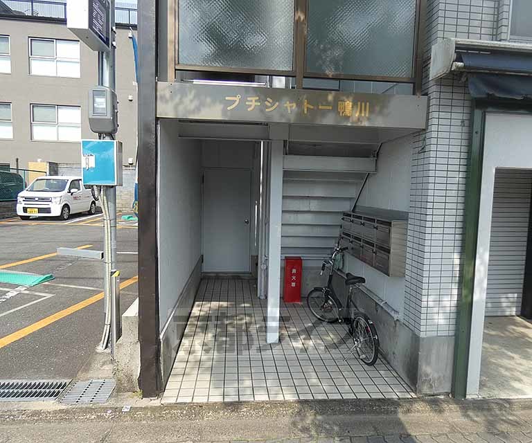 【京都市左京区新生洲町のマンションのエントランス】