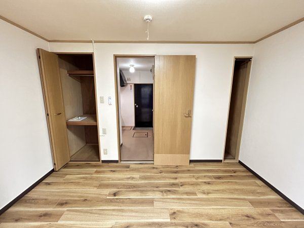 収納　横向きの６畳のお部屋です