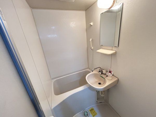 バス・シャワールーム　洗面台付きの浴室です