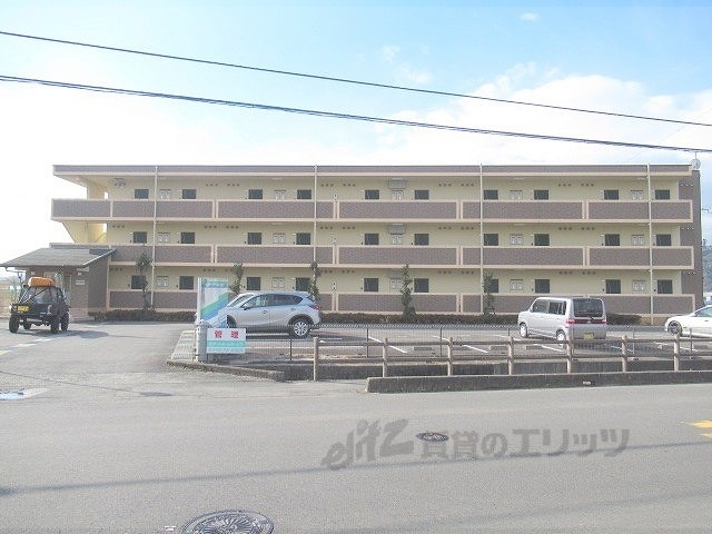 甲賀市水口町北脇のマンションの建物外観
