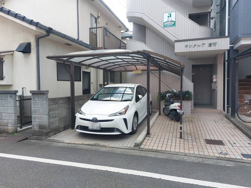 【松山市萱町のマンションの駐車場】