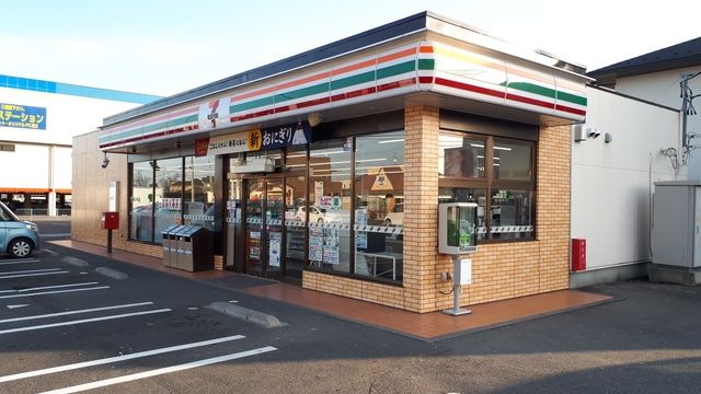 【コーポファミールIIのコンビニ】