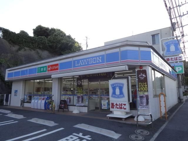 【フラッツ湘南富岡のコンビニ】