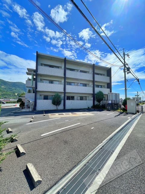 【紀の川市藤崎のマンションの駐車場】