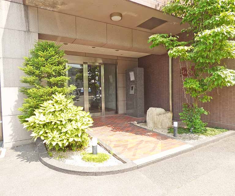 【京都市左京区修学院沖殿町のマンションのエントランス】