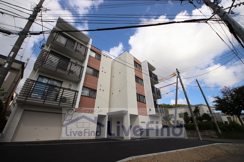 札幌市南区真駒内柏丘のマンションの建物外観