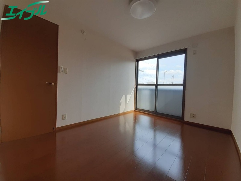 居室・リビング　同物件別部屋写真