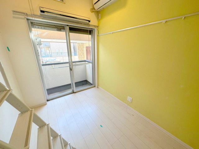 居室・リビング　白を基調とした内装でおしゃれで、落ち着ける空間です。