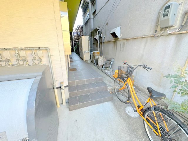 ロビー　奥行きのあるロビーは綺麗に片づけられています。