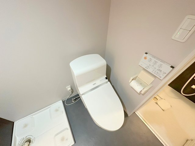 トイレ　広めのお風呂は一日の疲れを癒してくれます。