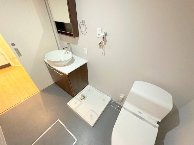 洗面設備　脱衣スペースも広い洗面所です。