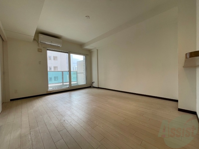 居室・リビング　白さが清潔感を出してくれます。お部屋も明るいですね。