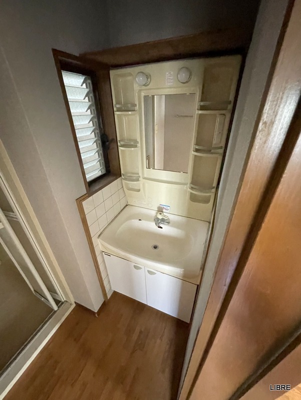 洗面設備　支度に便利な独立洗面台