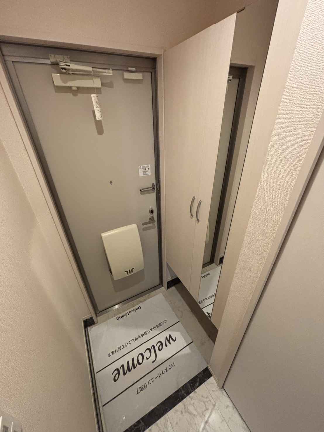玄関　反転タイプのお部屋です
