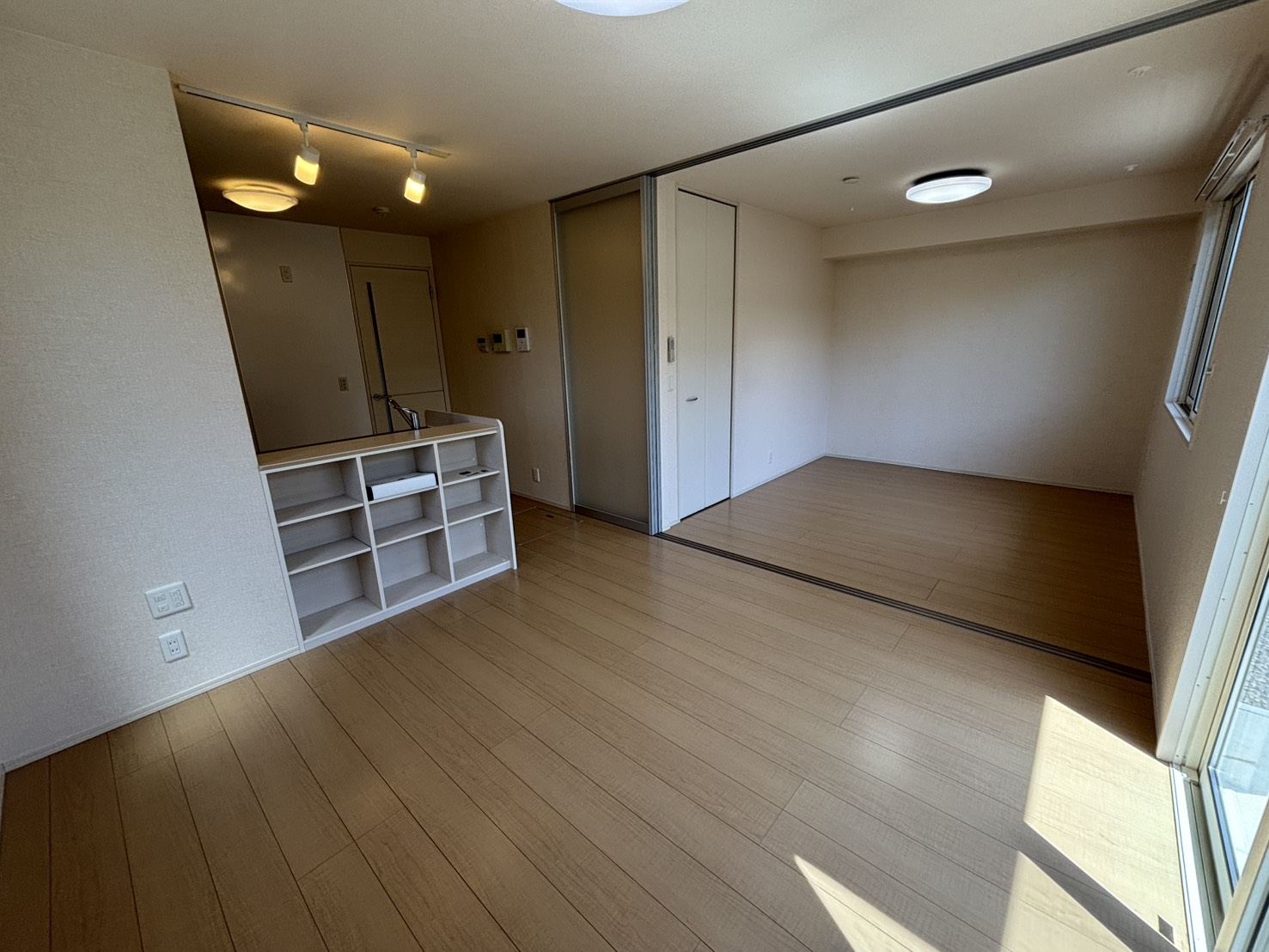 居室・リビング　反転タイプのお部屋です