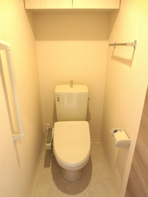 トイレ　１０２　温水洗浄暖房便座トイレ