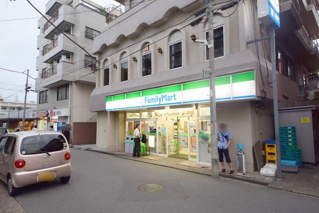 コンビニ　ファミリーマート大宮公園前店（コンビニ）まで707m