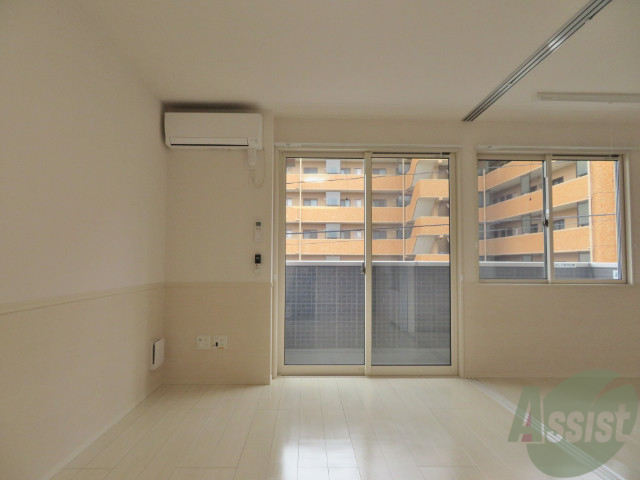 居室・リビング　１１．７帖の洋室です。広々として、きれいですね。