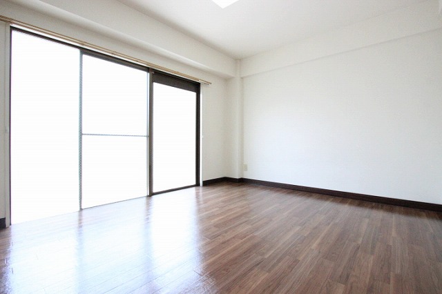 居室・リビング　同物件、別号室のものです。