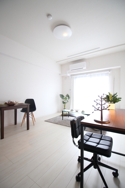 居室・リビング　※モデルルーム参考写真。実際のお部屋に家具、小物は付いており