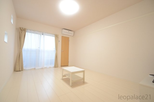 居室・リビング　実際のお部屋と異なる場合がございます。