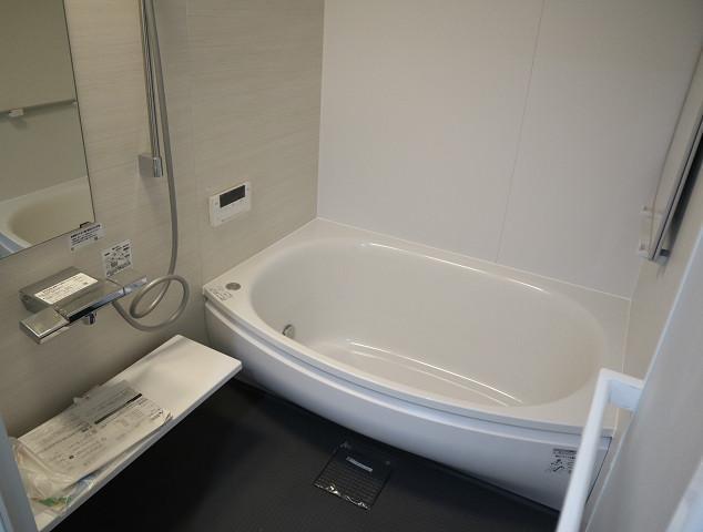 バス・シャワールーム　201号室モデルです。床・建具の色合いは異なります。