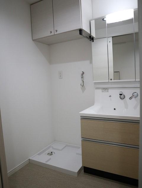 洗面設備　201号室モデルです。床・建具の色合いは異なります。