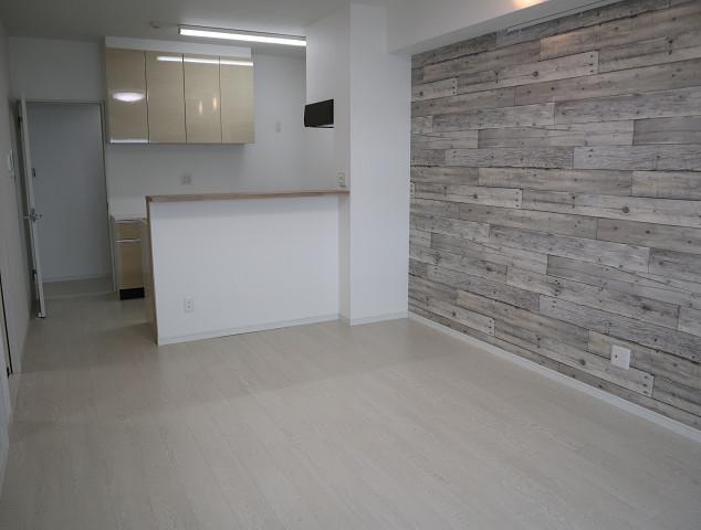 居室・リビング　201号室モデルです。床・建具の色合いは異なります。