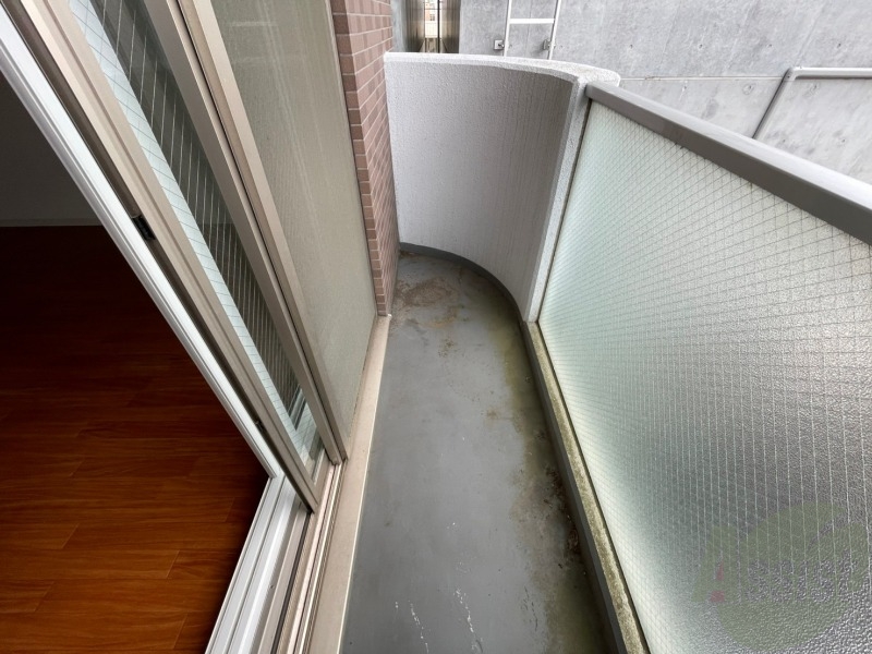 バルコニー　大きな窓がありますので風通しが良さそう。