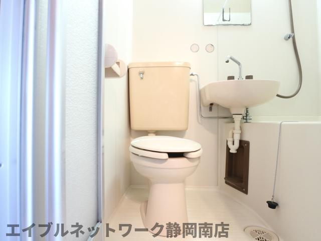 トイレ　落ち着いた色調のトイレです
