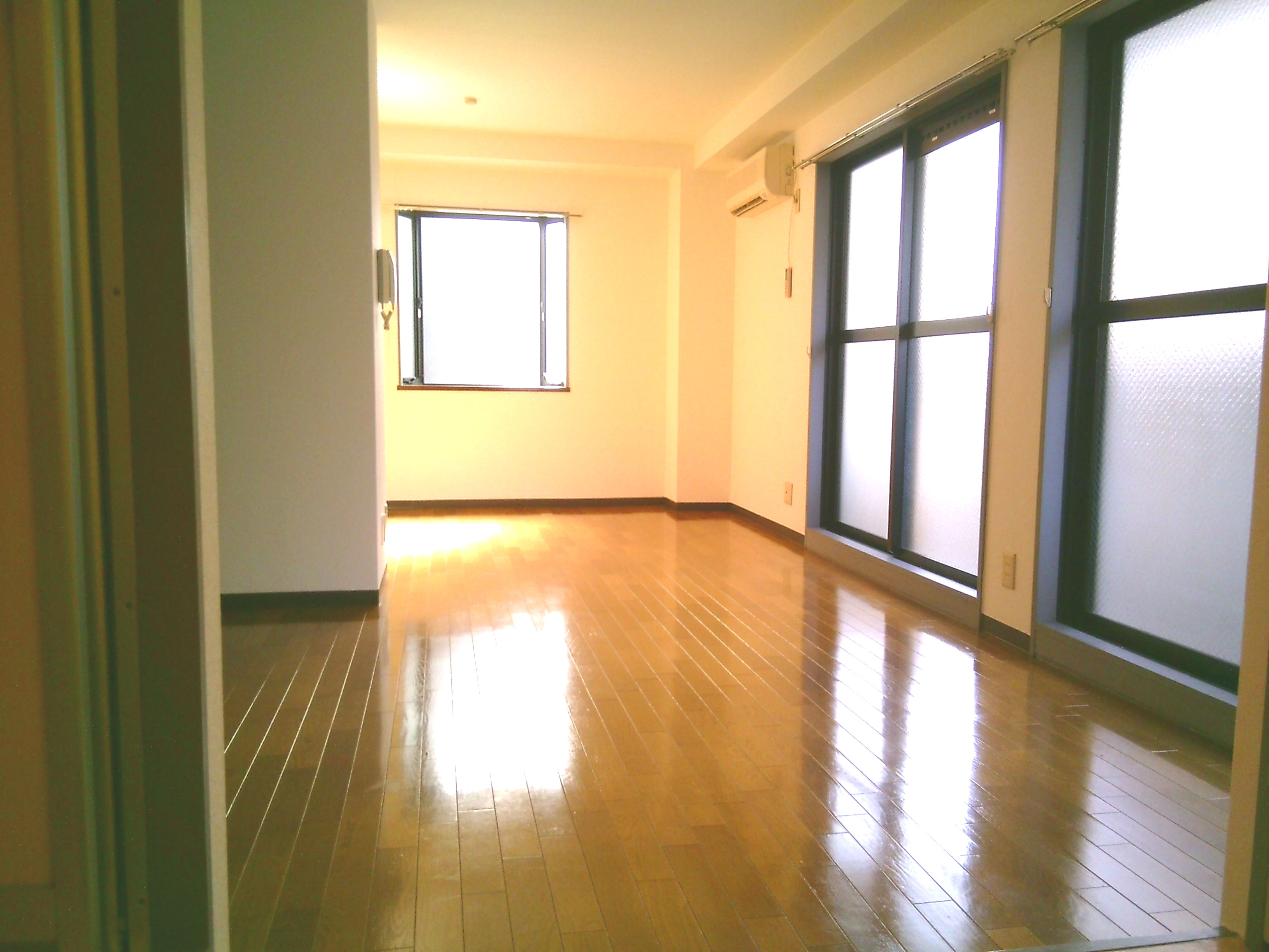 居室・リビング　洋室広々11帖、エアコン付き