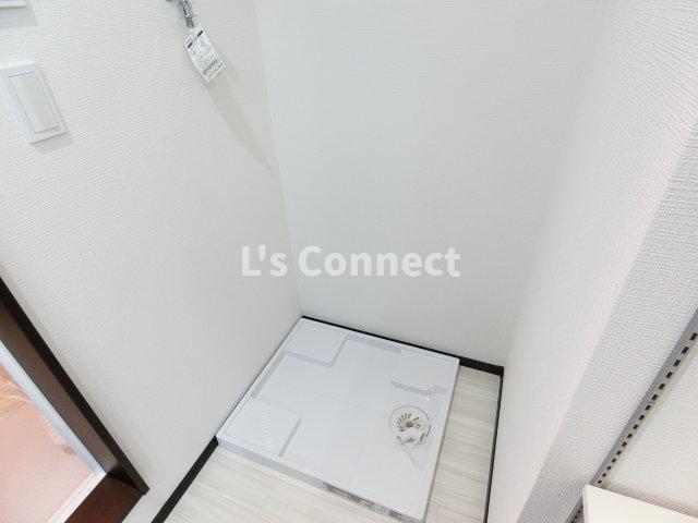 その他設備　室内洗濯機置き場には排水パン付き。（別間取参考写真）