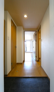 玄関　荷物があっても窮屈感を感じませんね