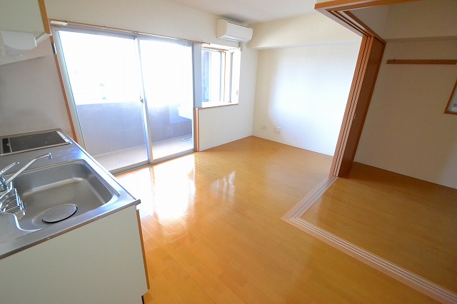 居室・リビング　☆広いリビング　バルコニー側にあるので明るいです☆