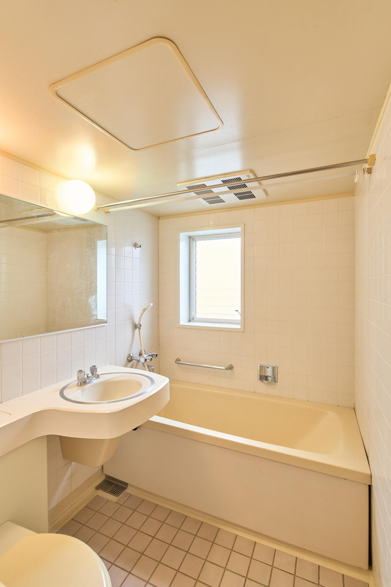 バス・シャワールーム　明るく清潔感のあるお風呂