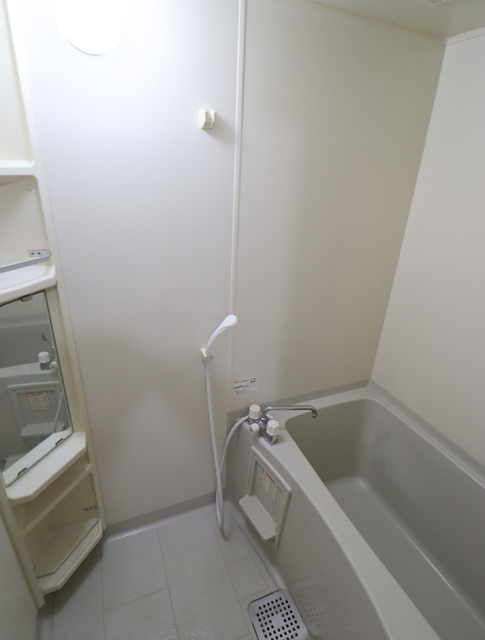 バス・シャワールーム　バスグッズが置ける収納付き