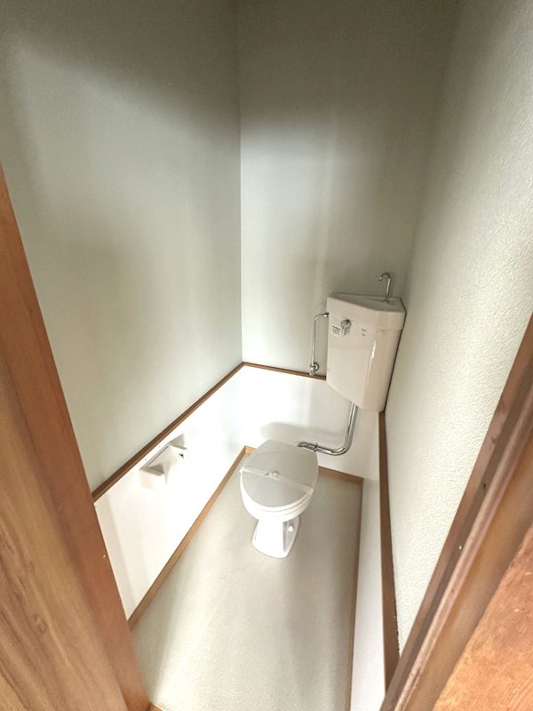 トイレ　アクセントクロス貼り分けが清潔な印象のトイレ