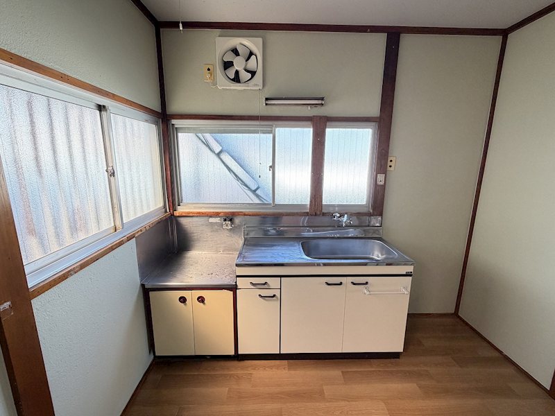 キッチン　窓のある明るいキッチン